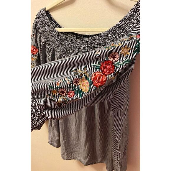 Top with Stripes and Embroidery down the arms - Picture 3 of 6